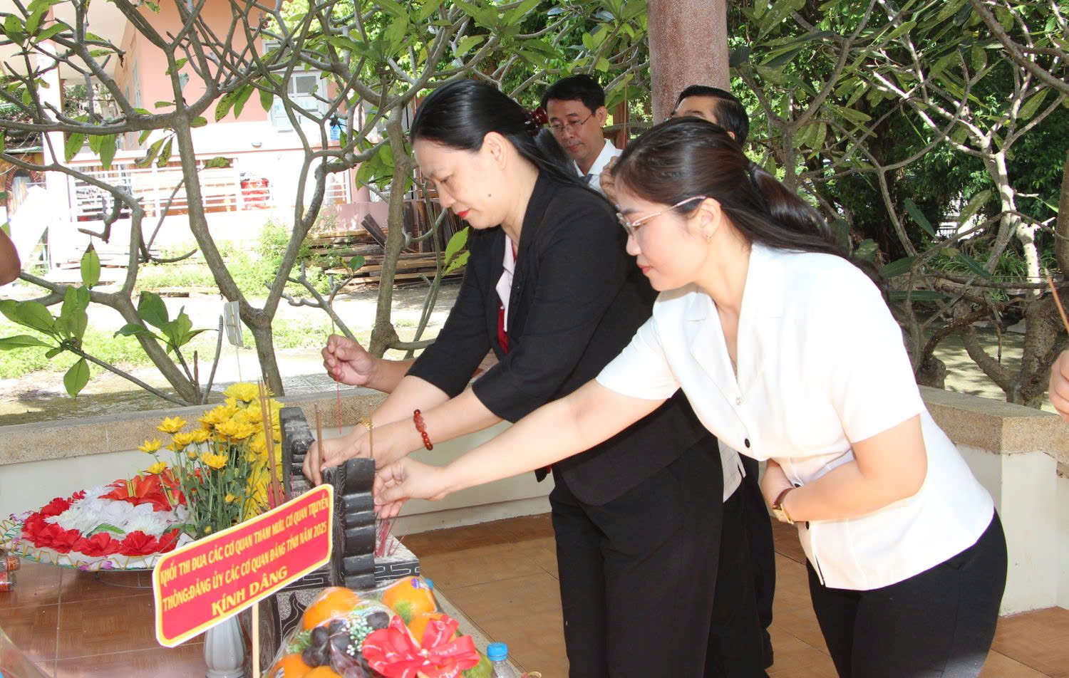 Khối thi đua các cơ quan tham mưu Tỉnh ủy, cơ quan truyền thông, Đảng ủy các cơ quan Đảng tỉnh tổ chức hoạt động Về nguồn