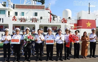 Phó Bí thư Thường trực Tỉnh ủy Hồ Xuân Trường động viên các lực lượng thực hiện nhiệm vụ bầu cử sớm tại đặc khu Trường Sa