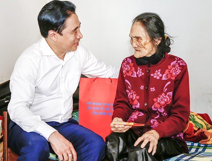 Phó Bí thư Thường trực Tỉnh ủy Nguyễn Khắc Toàn thăm, tặng quà người có công với cách mạng tại thị xã Ninh Hòa