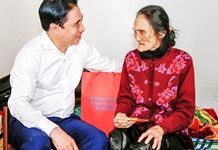 Phó Bí thư Thường trực Tỉnh ủy Nguyễn Khắc Toàn thăm, tặng quà người có công với cách mạng tại thị xã Ninh Hòa