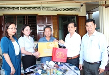 Chủ tịch UBND tỉnh Nguyễn Tấn Tuân thăm, tặng quà gia đình chính sách tiêu biểu ở thị xã Ninh Hòa