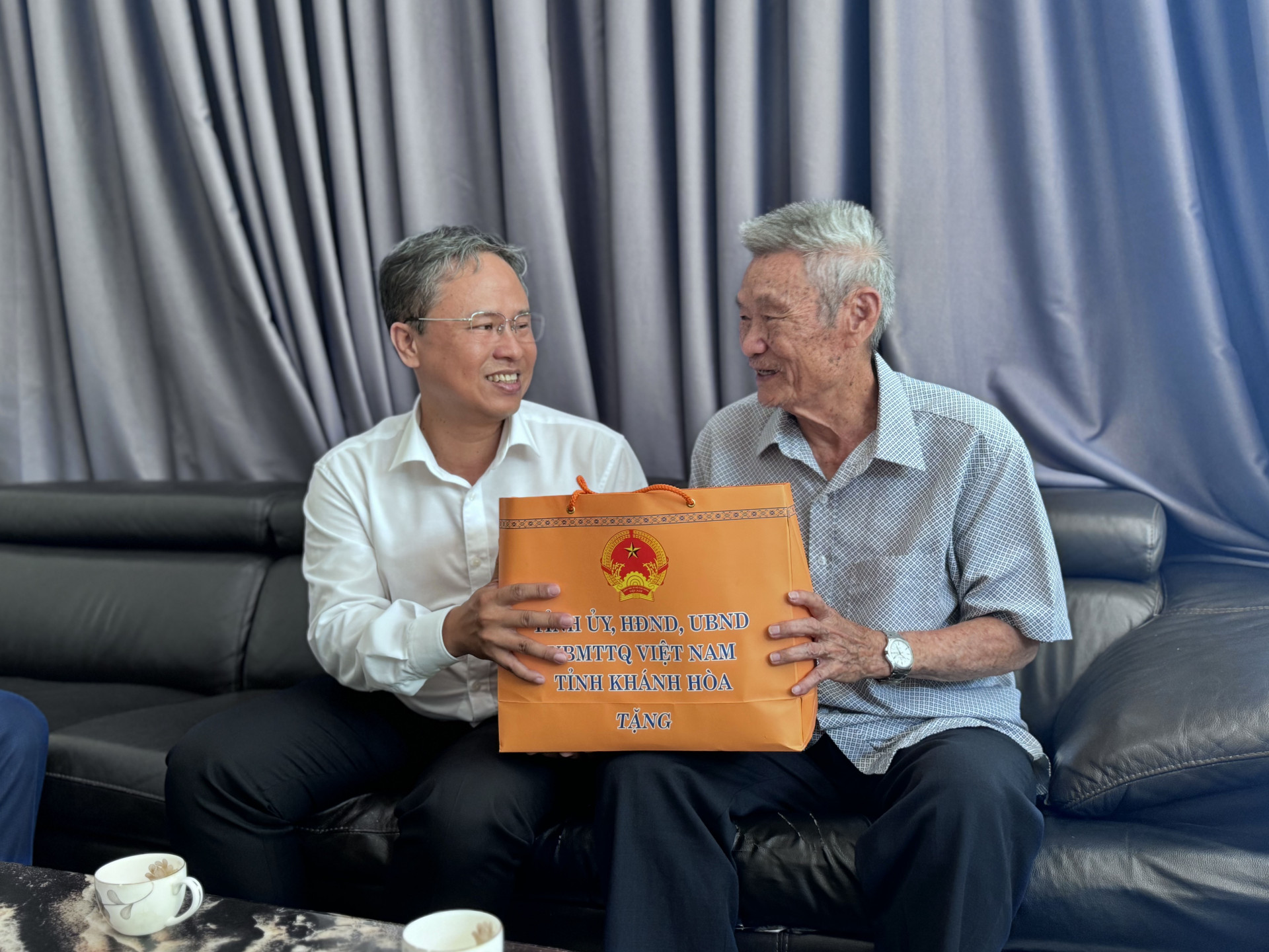 Phó Chủ tịch UBND tỉnh Trần Hòa Nam thăm, tặng quà người có công với cách mạng