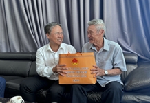 Phó Chủ tịch UBND tỉnh Trần Hòa Nam thăm, tặng quà người có công với cách mạng