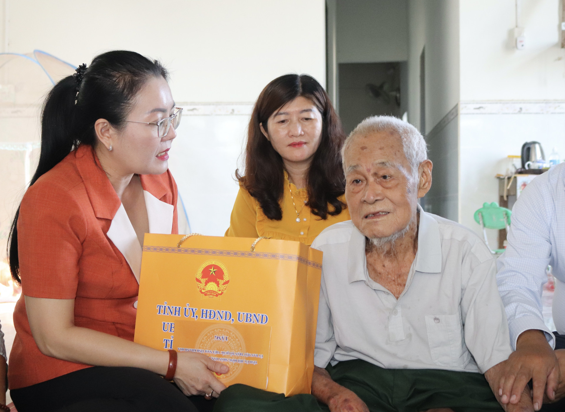 Phó Chủ tịch HĐND tỉnh Phạm Thị Xuân Trang thăm, tặng quà người có công với cách mạng