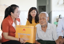 Phó Chủ tịch HĐND tỉnh Phạm Thị Xuân Trang thăm, tặng quà người có công với cách mạng