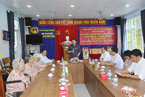 Phó Chủ tịch Quốc hội Nguyễn Khắc Định thăm người có công với cách mạng tại Nhà Dưỡng lão - An dưỡng Khánh Hòa.