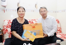 Bí thư Tỉnh ủy Nguyễn Hải Ninh thăm và tặng quà các gia đình người có công với cách mạng tại TP. Nha Trang