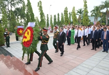Lãnh đạo tỉnh đặt vòng hoa, dâng hương viếng Nghĩa trang liệt sĩ Hòn Dung