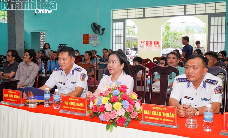 Cảnh sát biển đồng hành với ngư dân phường Bắc Nha Trang