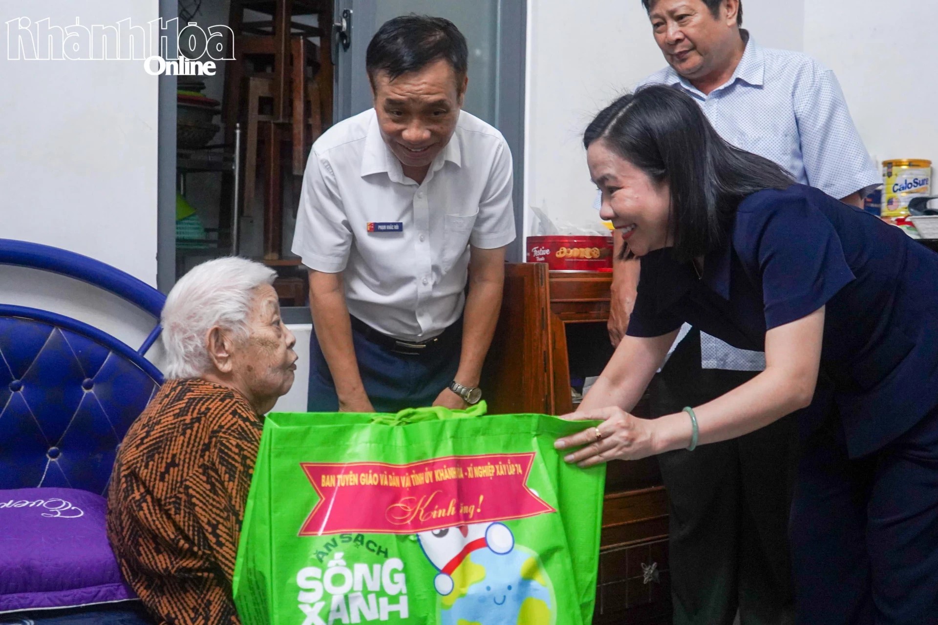 Lãnh đạo Ban Tuyên giáo và Dân vận Tỉnh ủy thăm, tặng quà gia đình có công với cách mạng tại phường Tây Nha Trang