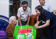 Lãnh đạo Ban Tuyên giáo và Dân vận Tỉnh ủy thăm, tặng quà gia đình có công với cách mạng tại phường Tây Nha Trang
