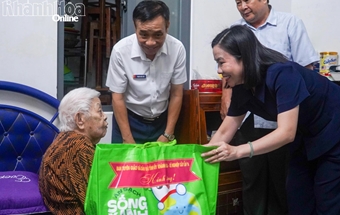 Lãnh đạo Ban Tuyên giáo và Dân vận Tỉnh ủy thăm, tặng quà gia đình có công với cách mạng tại phường Tây Nha Trang