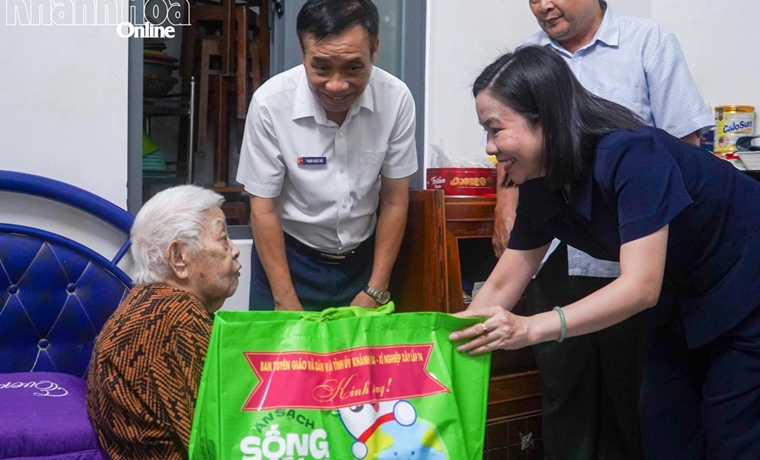 Lãnh đạo Ban Tuyên giáo và Dân vận Tỉnh ủy thăm, tặng quà gia đình có công với cách mạng tại phường Tây Nha Trang