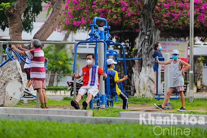 Người dân Nha Trang tập thể dục ngày được nới lỏng