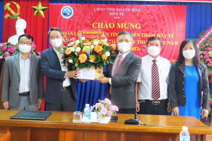 Bí thư Tỉnh ủy Nguyễn Hải Ninh thăm một số cơ sở y tế