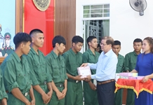 Chủ tịch UBND tỉnh Nguyễn Tấn Tuân tham dự chương trình giao lưu gặp mặt thanh niên lên đường nhập ngũ tại huyện Khánh Sơn