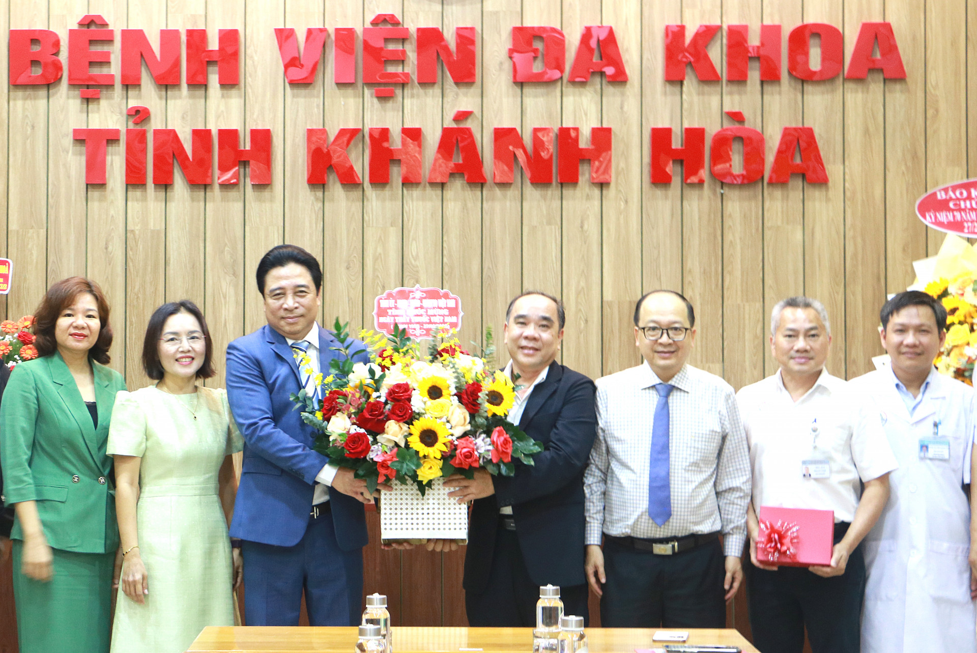 Phó Bí thư Thường trực Tỉnh ủy Nguyễn Khắc Toàn thăm, chúc mừng các cơ sở y tế