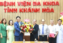 Phó Bí thư Thường trực Tỉnh ủy Nguyễn Khắc Toàn thăm, chúc mừng các cơ sở y tế