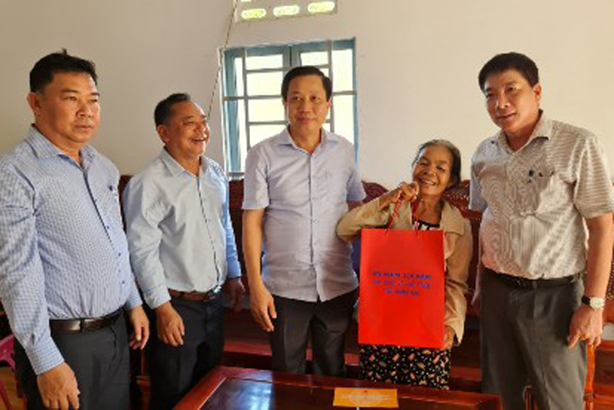 Phó Bí thư Tỉnh ủy Hà Quốc Trị thăm, tặng quà cho các thương binh