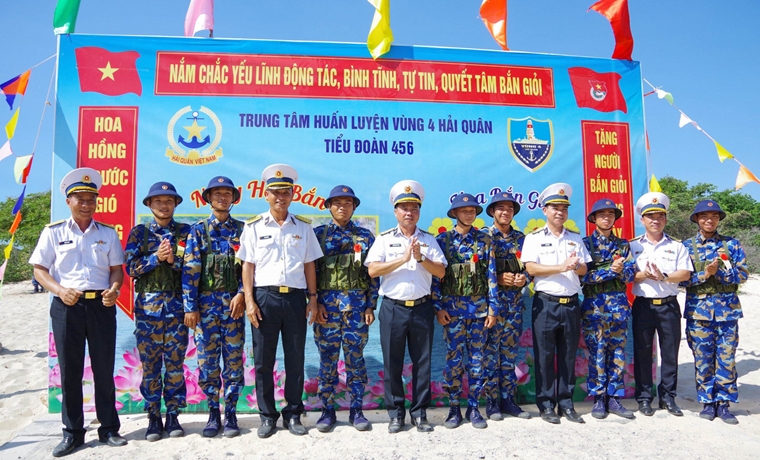 Tư lệnh Vùng 4 Hải quân kiểm tra huấn luyện bắn đạn thật tại Trung tâm Huấn luyện