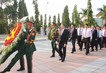 Lãnh đạo tỉnh đặt vòng hoa, dâng hương viếng Nghĩa trang liệt sĩ Hòn Dung