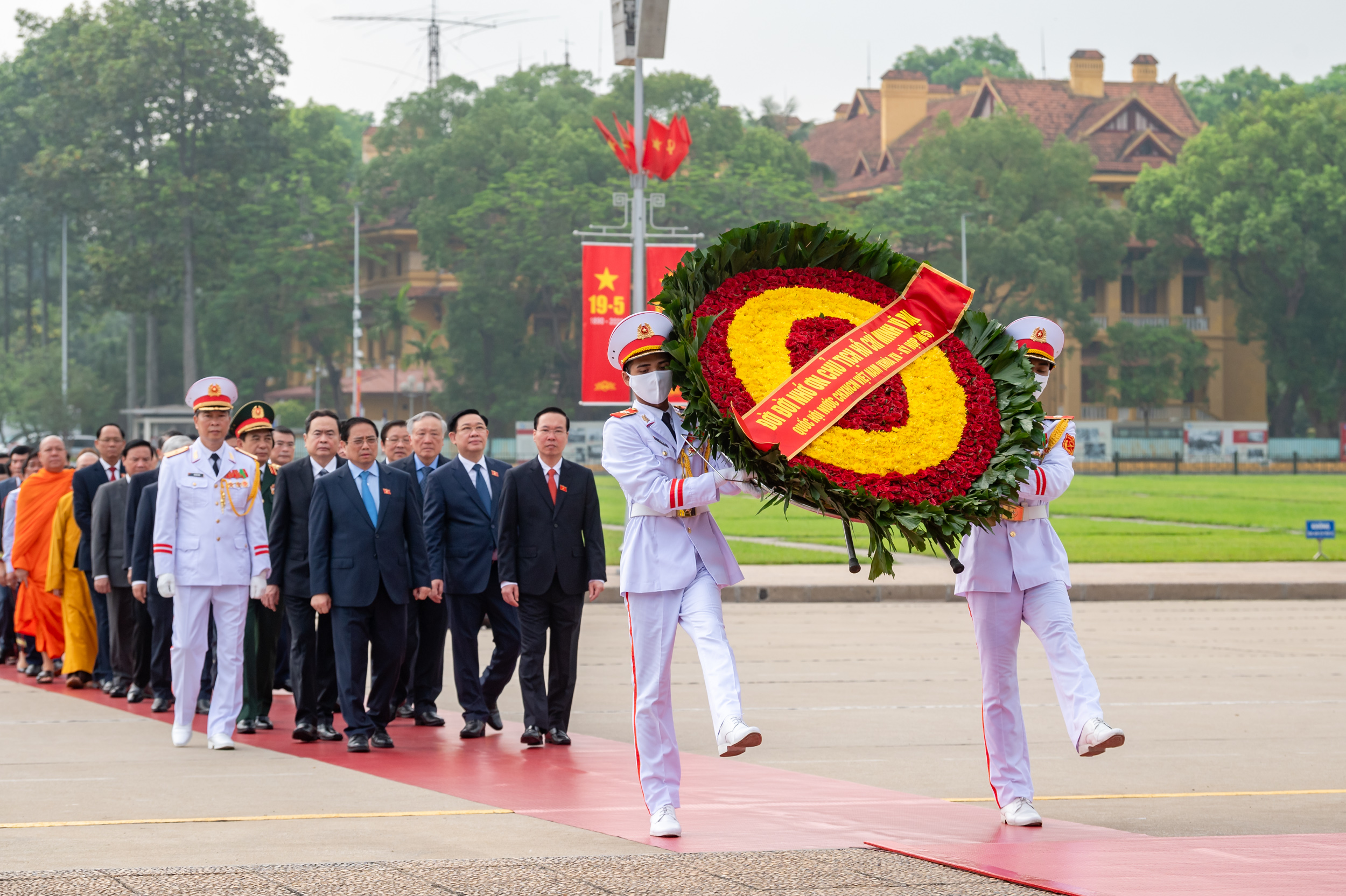 LÃNH ĐẠO ĐẢNG, NHÀ NƯỚC VÀ CÁC ĐẠI BIỂU QUỐC HỘI VÀO LĂNG VIẾNG CHỦ TỊCH HỒ CHÍ MINH TRƯỚC KHAI MẠC KỲ HỌP THỨ 5 QUỐC HỘI KHOÁ XV 