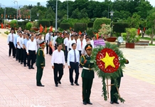 Phó Thủ tướng Chính phủ Bùi Thanh Sơn viếng Nghĩa trang Liệt sĩ tỉnh Khánh Hòa