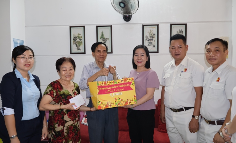 Ban Tuyên giáo và Dân vận Tỉnh ủy phối hợp thăm, tặng quà Mẹ Việt Nam anh hùng, gia đình chính sách trên địa bàn phường Nha Trang