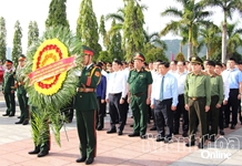 Lãnh đạo Đảng, Nhà nước và tỉnh Khánh Hòa đặt vòng hoa, dâng hương viếng Nghĩa trang liệt sĩ Hòn Dung