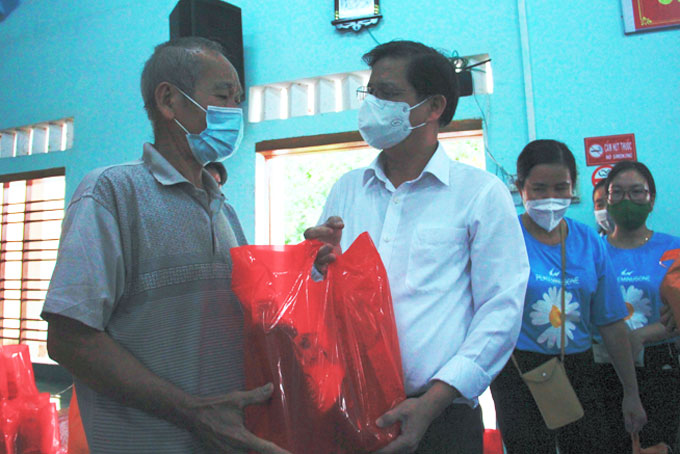 Chủ tịch UBND tỉnh Nguyễn Tấn Tuân trao quà cho người dân xã Ninh Quang