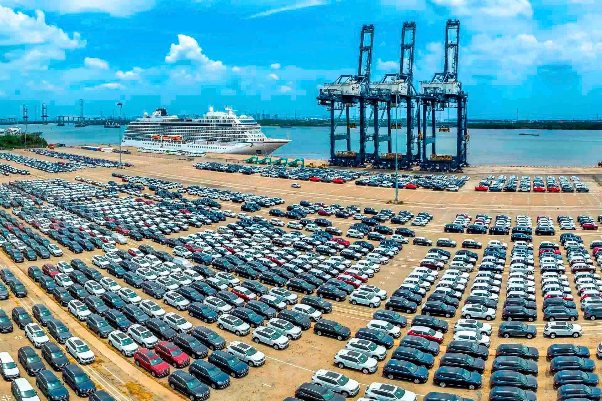 Tiếp tục hoàn thiện thể chế kinh tế thị trường định hướng xã hội chủ nghĩa, thúc đẩy phát triển nhanh và bền vững