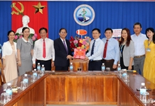 Chủ tịch UBND tỉnh Nguyễn Tấn Tuân thăm các cơ sở y tế