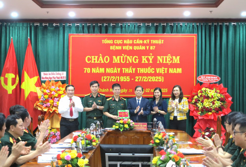 Chủ tịch UBND tỉnh Nguyễn Tấn Tuân thăm, chúc mừng các cơ sở y tế