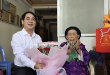 Bí thư Tỉnh ủy Nghiêm Xuân Thành: Thăm, tặng quà các gia đình có công với cách mạng tại 2 địa phương