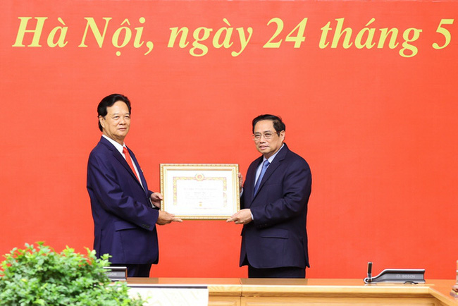         Trao Huy hiệu 55 năm tuổi Đảng tặng nguyên Thủ tướng Nguyễn Tấn Dũng    