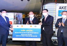 Chủ tịch nước Nguyễn Xuân Phúc chứng kiến lễ bàn giao vaccine