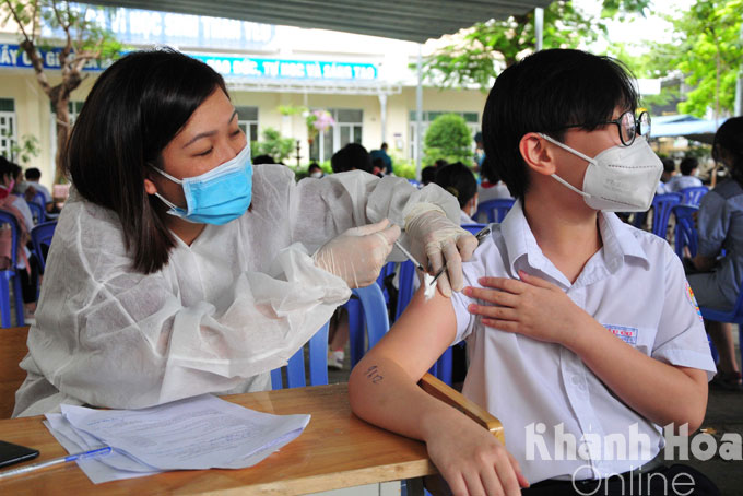 Triển khai tiêm vắc xin cho học sinh THCS