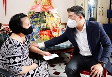 Lãnh đạo tỉnh Khánh Hòa dâng hương tại Khu tưởng niệm chiến sĩ Gạc Ma và chúc Tết gia đình cán bộ công tác ở Trường Sa