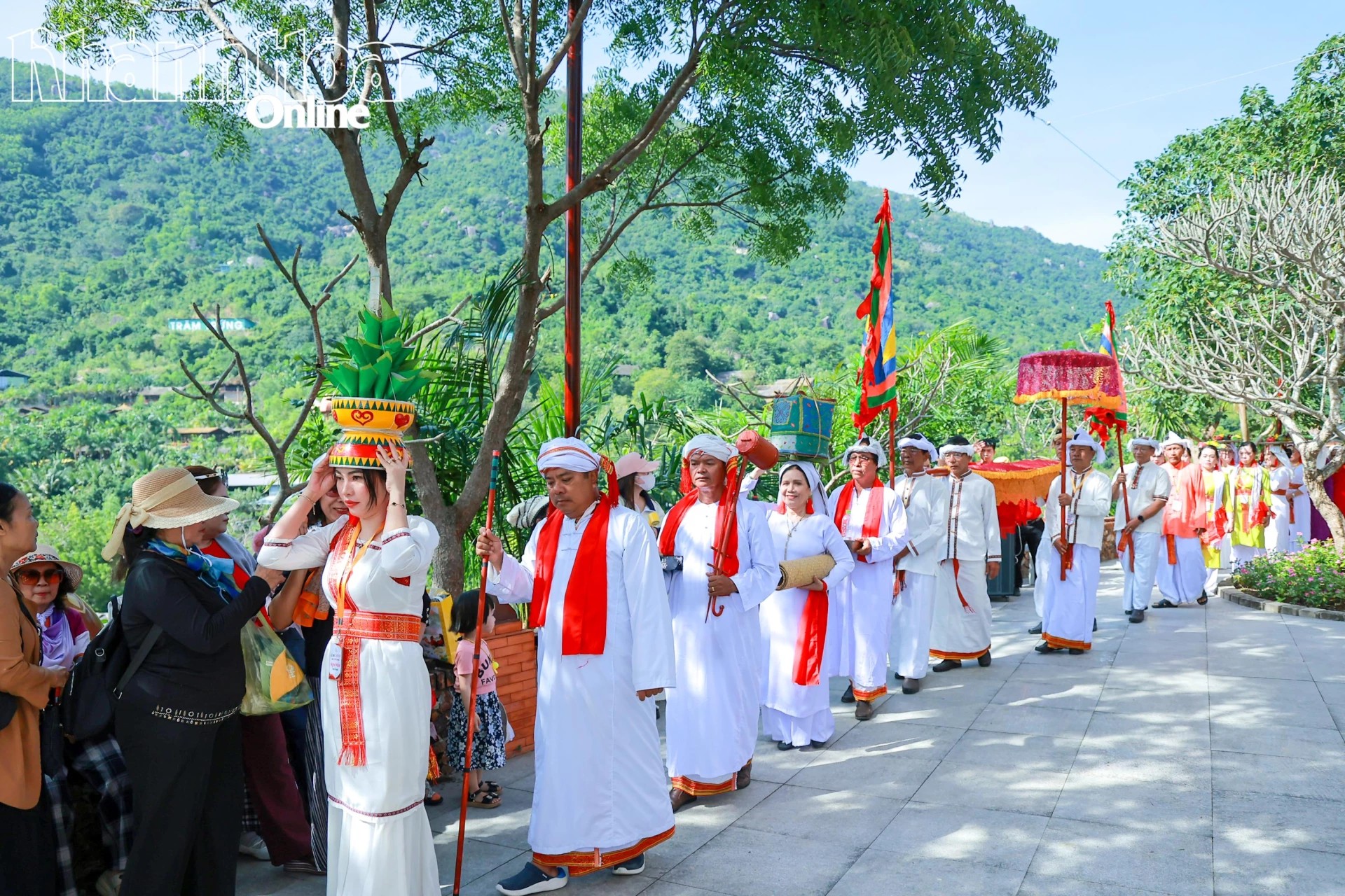 Tái hiện lễ hội văn hóa Chăm ở Khu du lịch Trăm Trứng