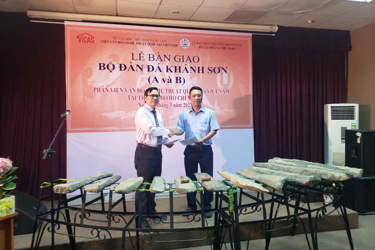Bàn giao hai bộ đàn đá Khánh Sơn về cho tỉnh Khánh Hòa