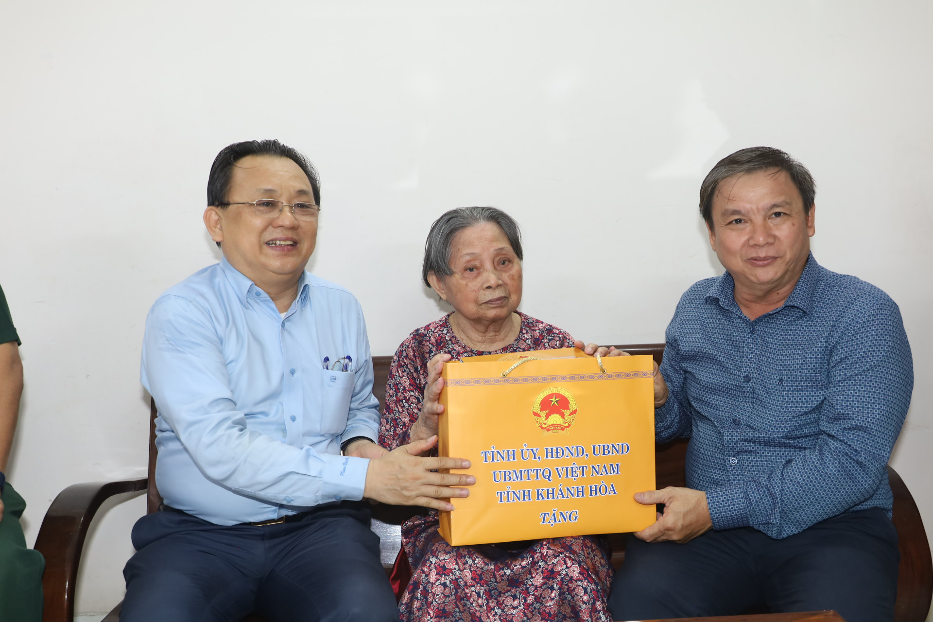 Phó Chủ tịch Thường trực UBND tỉnh Lê Hữu Hoàng thăm, tặng quà chiến sĩ Điện Biên, thanh niên xung phong