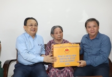 Phó Chủ tịch Thường trực UBND tỉnh Lê Hữu Hoàng thăm, tặng quà chiến sĩ Điện Biên, thanh niên xung phong