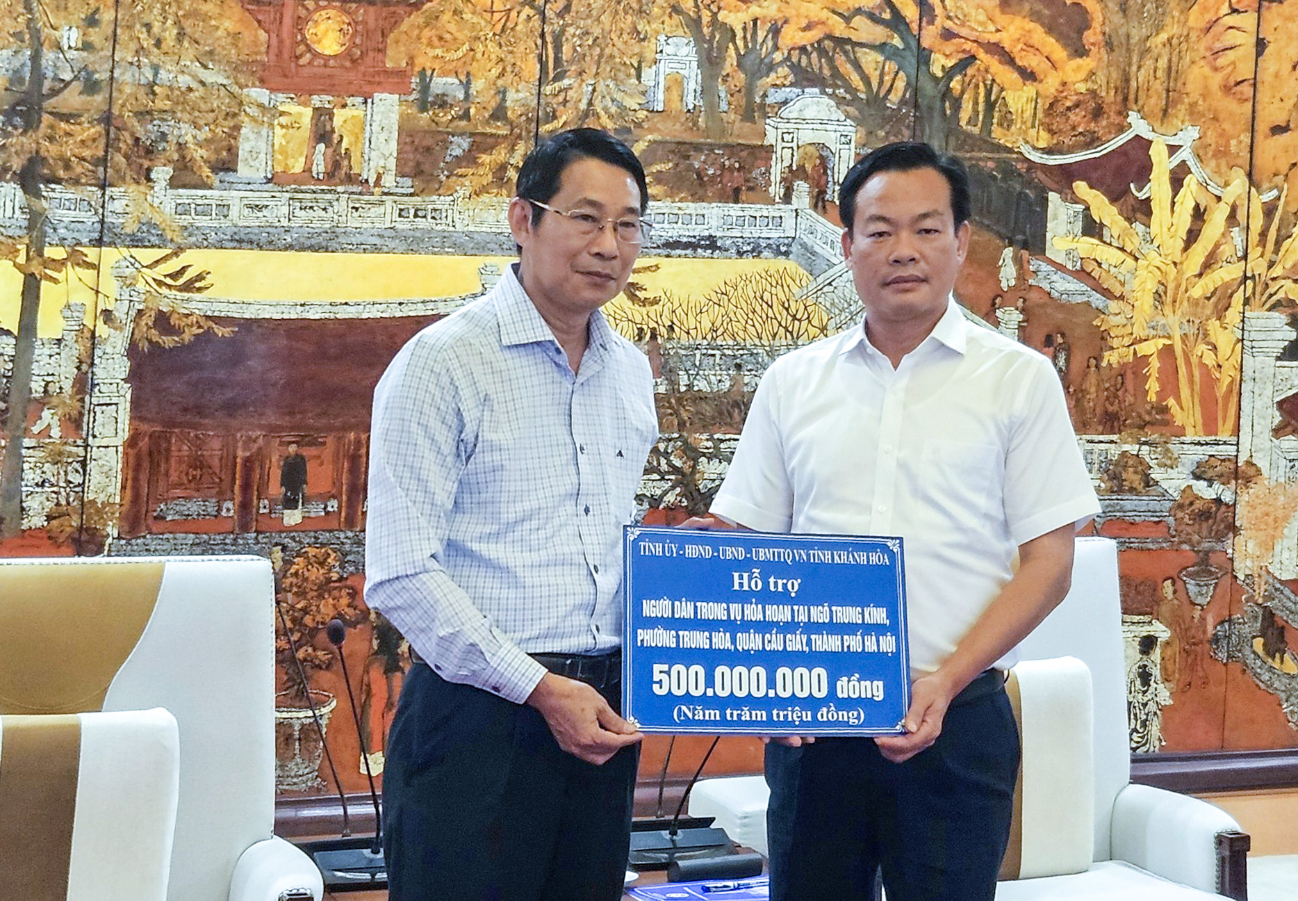 Lãnh đạo tỉnh Khánh Hòa:  Trao kinh phí hỗ trợ các gia đình nạn nhân vụ cháy ở phố Trung Kính