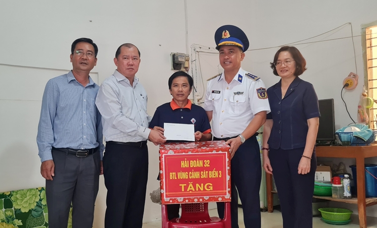 Cảnh sát biển sát cánh cùng ngư dân