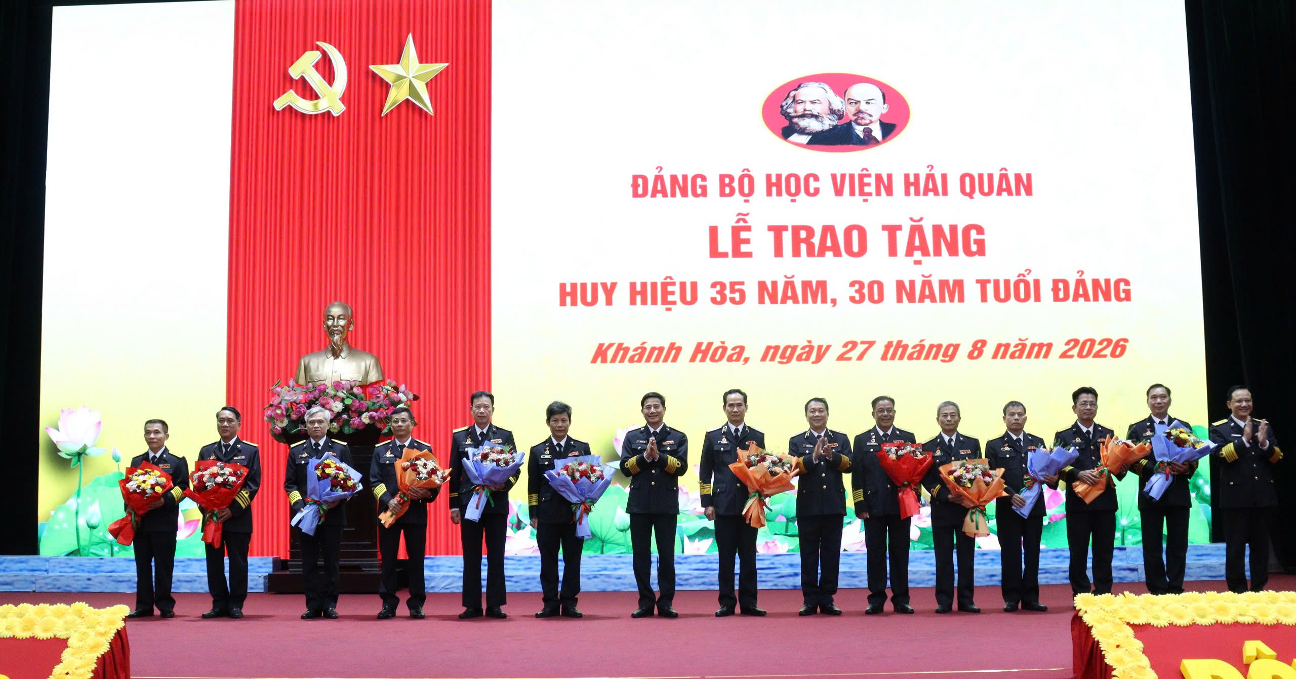 Học viện Hải quân tổ chức Lễ trao tặng Huy hiệu 35 năm, 30 năm tuổi Đảng
