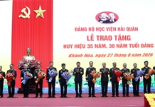 Học viện Hải quân tổ chức Lễ trao tặng Huy hiệu 35 năm, 30 năm tuổi Đảng