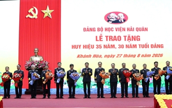 Học viện Hải quân tổ chức Lễ trao tặng Huy hiệu 35 năm, 30 năm tuổi Đảng