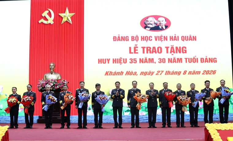 Học viện Hải quân tổ chức Lễ trao tặng Huy hiệu 35 năm, 30 năm tuổi Đảng