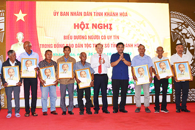 Biểu dương người có uy tín trong đồng bào dân tộc thiểu số