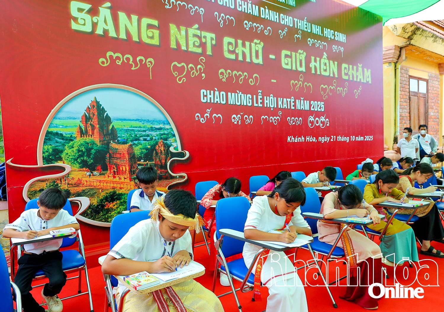 Giữ hồn Chăm qua từng nét chữ